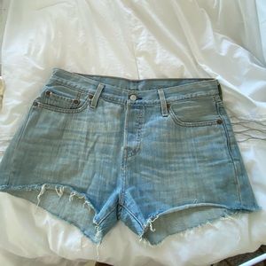 Perfect Levi’s cut-off Jean shorts